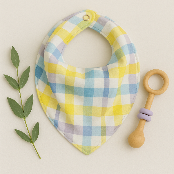 Babador Bandana Bebê Xadrez Amarelinho – Guube