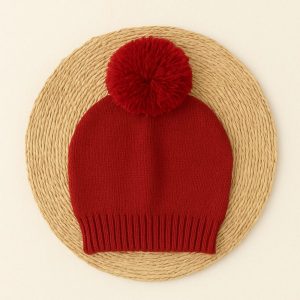 Touca para Bebê com Pompom Vermelho – Quentinha, Fofa e Estilosa