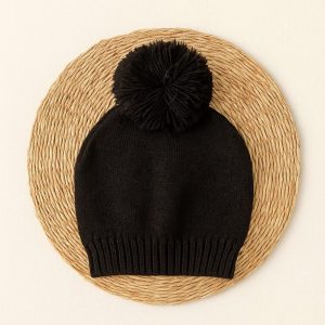 Touca para Bebê com Pompom Preto – Quentinha, Fofa e Estilosa