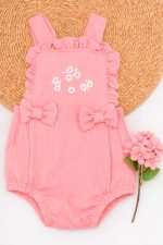 Jardineira Romper Rosa com Bordado Floral e Laços