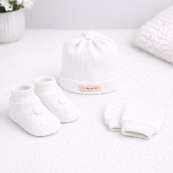 Kit Maternidade em Tricô Branco – Touca, Sapatinho e Luvas RN