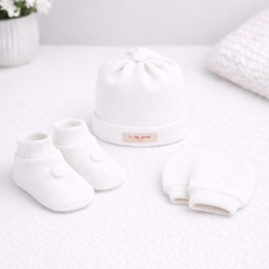Kit Maternidade em Tricô Branco – Touca, Sapatinho e Luvas RN