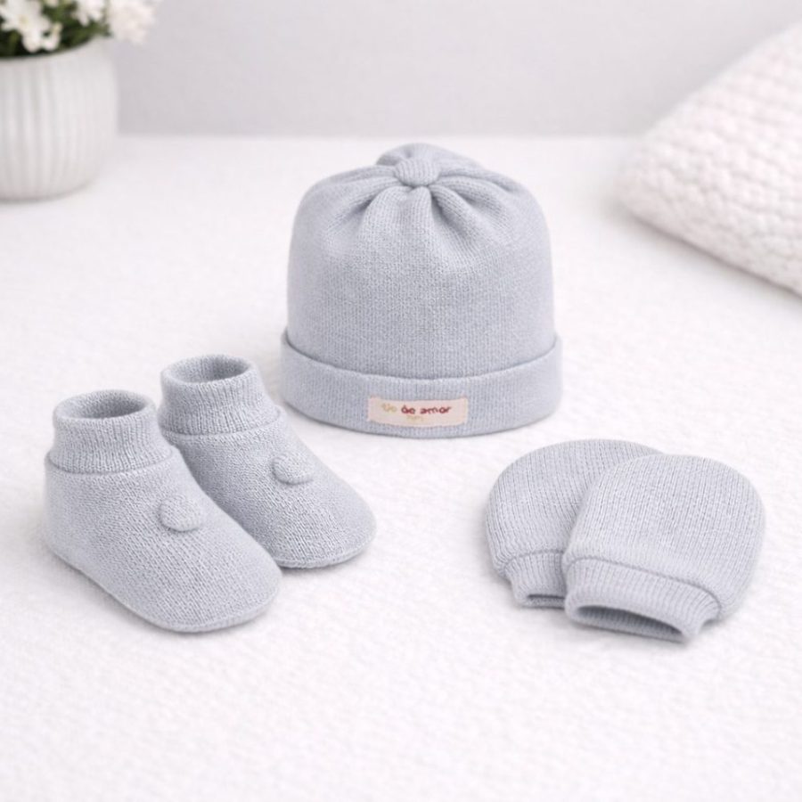 Kit Maternidade em Tricô Cinza – Touca, Sapatinho e Luvas RN