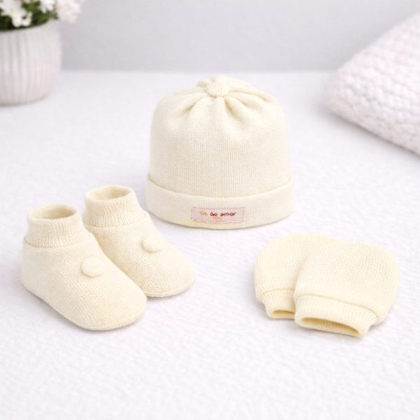 Kit Maternidade em Tricô Pérola – Touca, Sapatinho e Luvas RN