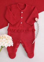 Saída Maternidade RN Vermelha em Tricô com Macacão e Manta