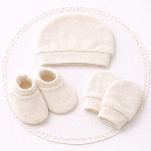 Kit Maternidade Bebê Plush Off White com Touca, Luvas e Sapatinhos