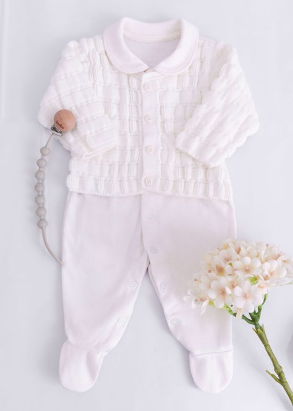 Macacão Bebê Suedine Off White com Casaco Tricô Sobreposto