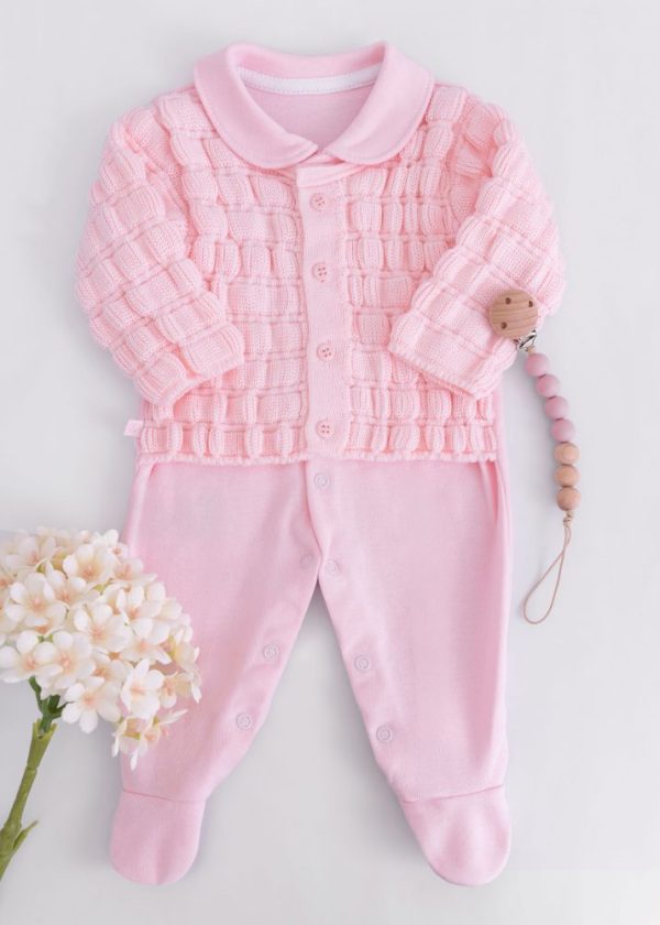 Macacão Bebê Suedine Rosa com Casaco Tricô Sobreposto