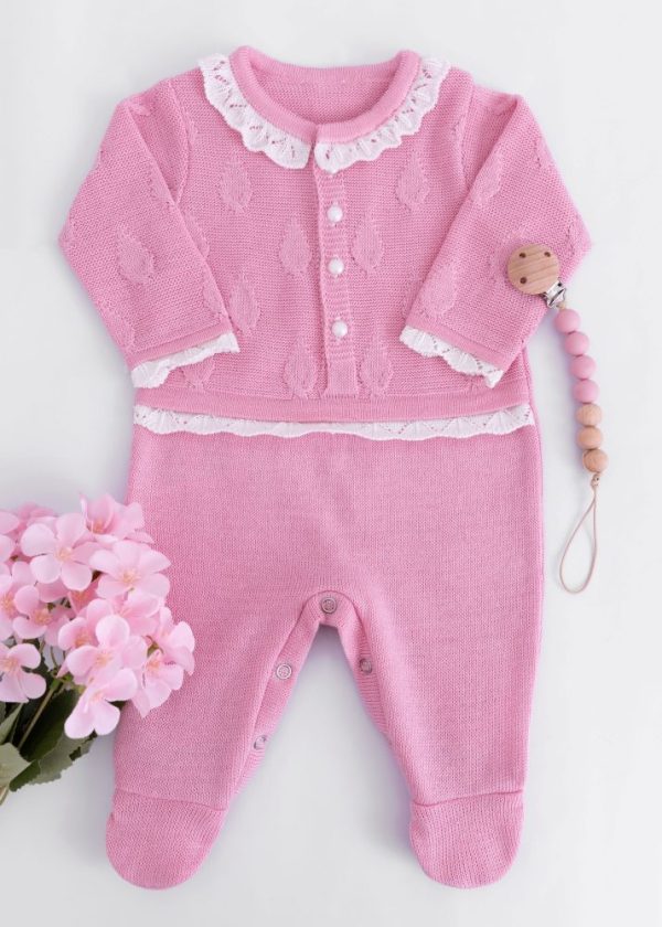Macacão Bebê em Tricô Rosa com Gola Rendada e Pezinho